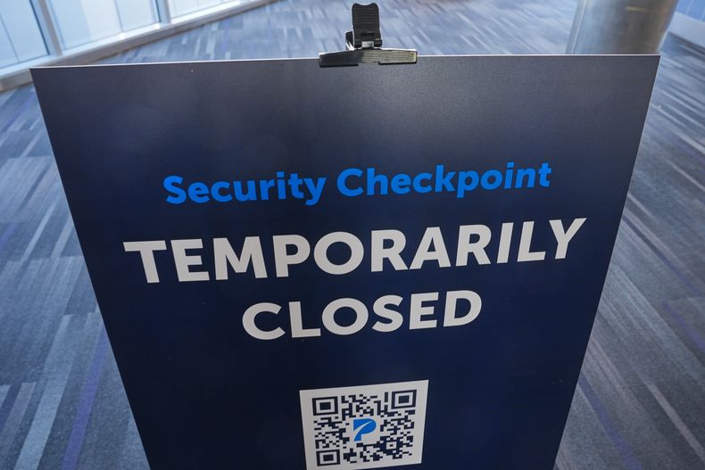 Un letrero colocado cerca de la zona de control de la TSA en el Aeropuerto Internacional de Filadelfia, el miércoles 5 de noviembre de 2025. (AP Foto/Matt Rourke)