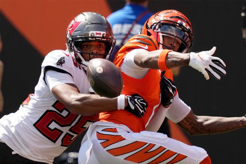 El recepetor de los Bengals de Cincinnati Jamarr Chase intenta atrapar un pase mientras lo defiende el cornerback de los Buccaneers de Tampa Bay Jacob Parrish el domingo 13 de septiembre del 2026. (AP Foto/Carolyn Kaster)