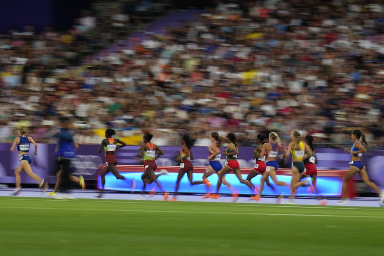 Las competidoras durante la final de los 5.000 metros de los Juegos Olímpicos de París, el lunes 5 de agosto de 2024, en Saint-Denis, Francia. (AP Foto/Petr David Josek)