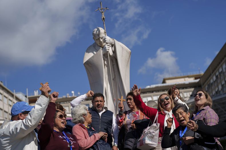 Peregrinos de México afuera de la Policlínica Agostino Gemelli de Roma, donde está el papa Francisco, el 27 de febrero del 2025. (AP foto/Bernat Armangue)