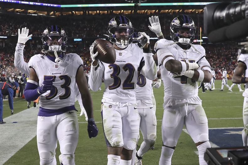 El safety de los Ravens de Baltimore Marcus Williams celebra con sus compañeros tras interceptar un pase de los 49ers de San Francisco en el encuentro del lunes 25 de diciembre del 2023. (AP Foto/Jed Jacobsohn)