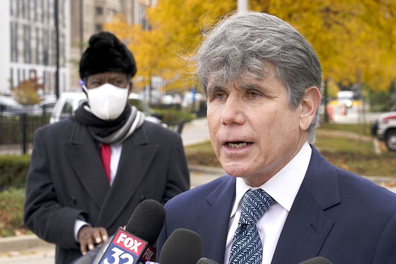 El ex gobernador de Illinois Rod Blagojevich habla el 21 de octubre de 2020 en una conferencia de prensa, en Chicago. (AP Foto/Charles Rex Arbogast)