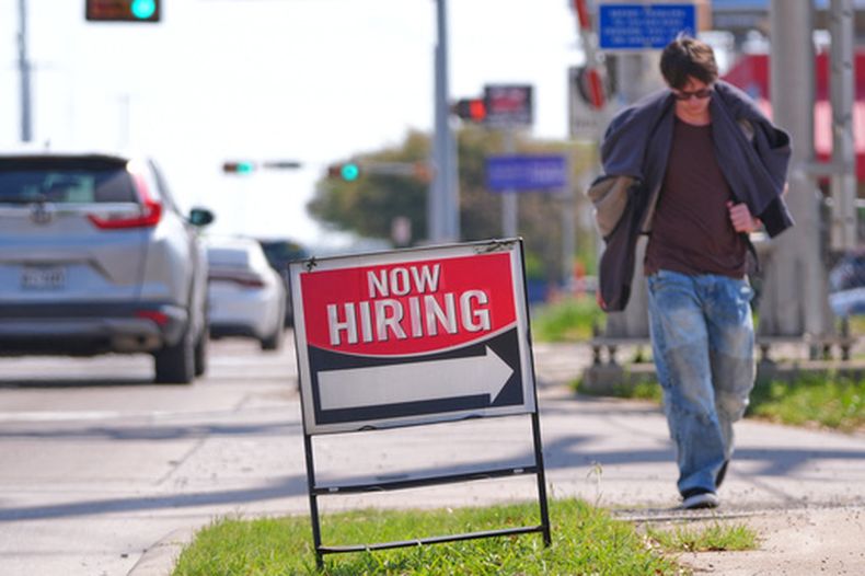 Un negocio busca empleados en Garland, Texas, el 23 de marzo del 2026. (AP foto/LM Otero)