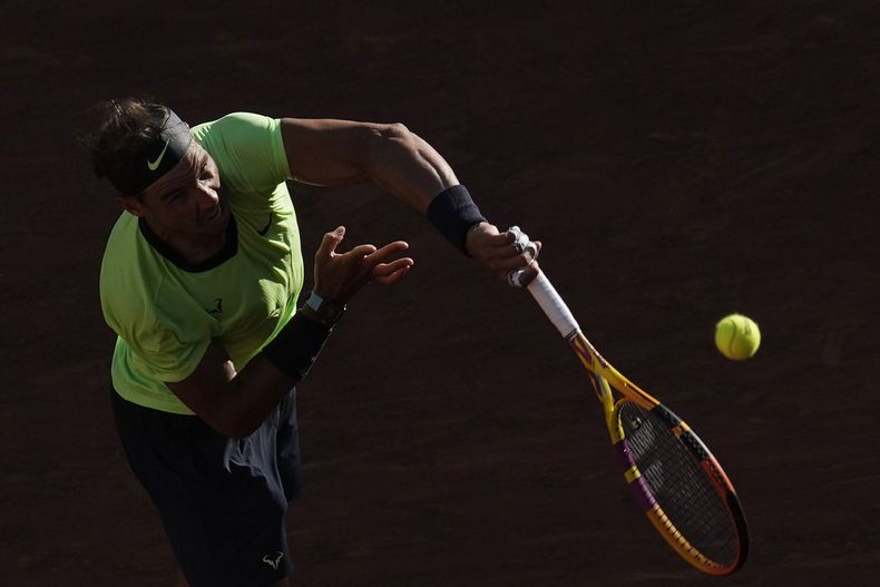 El español Rafael Nadal realiza su servicio durante su partido de primera ronda del Abierto de Francia ante el australiano Alexei Popyrin, el martes 1 de junio de 2021, en París. (AP Foto/Christophe Ena, Archivo)