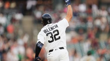 Eduardo Valencia, de los Tigres de Detroit, dobla por la primera base tras conectar un jonrón contra los Atléticos, durante la séptima entrada de un partido de béisbol, el jueves 9 de julio de 2026, en Detroit. (Foto AP/Paul Sancya)