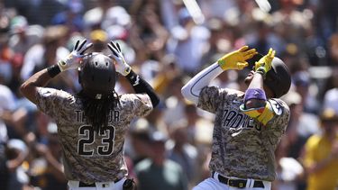 Manny Machado, derecha, celebra con Fernando Tatis Jr. (23), ambos de los Padres de San Diego, después de un cuadrangular de dos carreras del primero en contra de los Mets de Nueva York, en la quinta entrada del juego de béisbol, el domingo 9 de julio de 2023, en San Diego. (AP Foto/Derrick Tuskan)