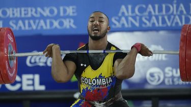 Jhor Moreno, de Colombia, compite en la categoria de los 96 kilogramos del levantamiento de pesas en los Juegos Centroamericanos y del Caribe en San Salvador, el lunes 26 de junio de 2023 (AP Foto/Arnulfo Franco)