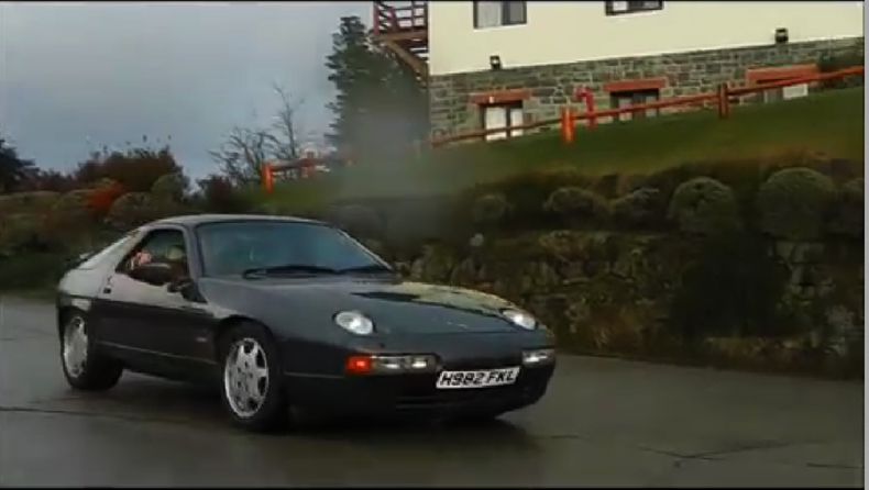 En esta imagen de un video de septiembre de 2014 proporcionada por Autoblog.com.ar, un Porsche con placa H982 FKL, que se us&oacute; en el programa de la BBC "Top Gear", en una calle cerca de Bariloche, Argentina. Un equipo del programa especial