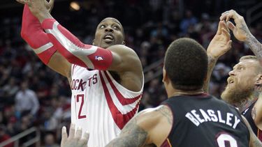americateve | Dwight Howard, p&iacute;vot de los Rockets de Houston, realiza un disparo frente a Michael Beasley, del Heat de Miami, durante el &uacute;ltimo cuarto del partido del martes 4 de marzo de 2014 (AP Foto/Patric Schneider)