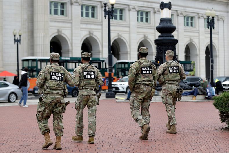 Soldados de la Guardia Nacional patrullan Union Station el martes 28 de octubre de 2025, en Washington. (AP Foto/Rahmat Gul)
