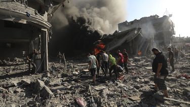 Palestinos inspeccionan los daños de una casa destruida por un ataque aéreo israelí, el sábado 4 de noviembre de 2023, en Ciudad de Gaza. (AP Foto/Abed Khaled)