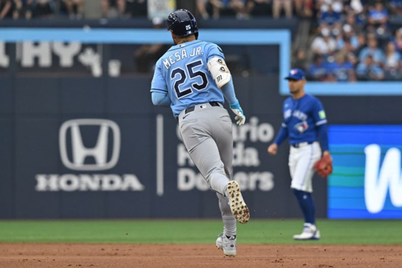 Víctor Mesa Jr. (25), de los Rays de Tampa Bay, recorre las bases tras conectar un jonrón solitario contra los Azulejos de Toronto durante la segunda entrada de un partido de béisbol en Toronto, el lunes 20 de julio de 2026. (Jon Blacker/The Canadian Press vía AP)