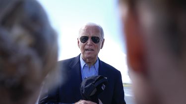 El presidente Joe Biden habla con reporteros en la pista del Aeropuerto Regional del condado de Dane, en Madison, Wisconsin, después de una visita de campaña, el viernes 5 de julio de 2024. (AP Foto/Manuel Balce Ceneta)