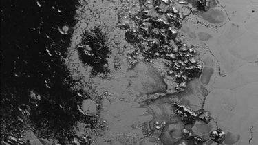 pluton tiene rios de hielo similares a glaciares terrestres