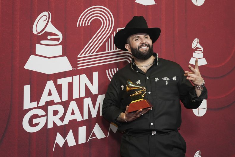 Carín León posa tras ganar el premio a mejor álbum de música contemporánea mexicana en la 25a entrega del Latin Grammy el jueves 14 de noviembre de 2024, en Miami. (Foto AP/Rebecca Blackwell)