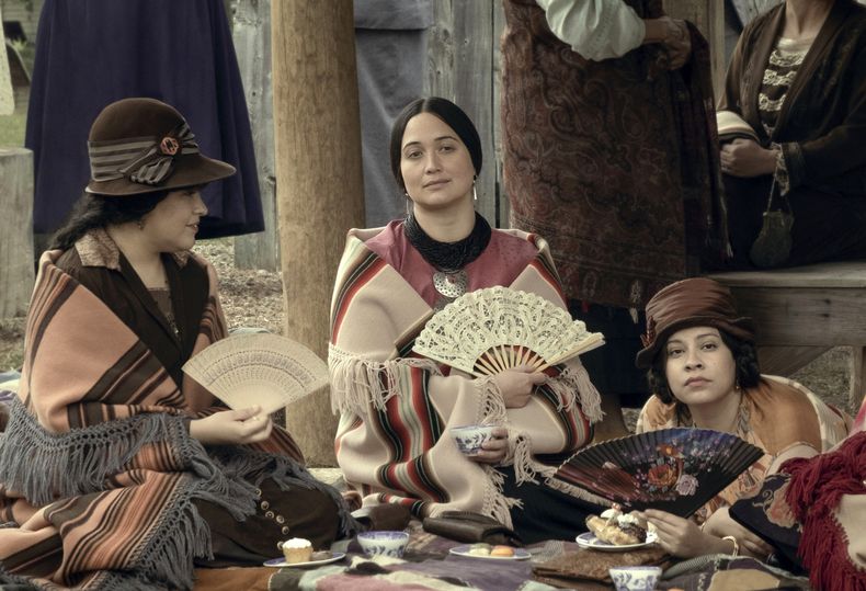 En esta imagen proporcionada por Apple TV+, de izquierda a derecha, JaNae Collins, Lily Gladstone, y Cara Jade Myers en una escena de Killers of the Flower Moon. (Melinda Sue Gordon/Apple TV+ vía AP)