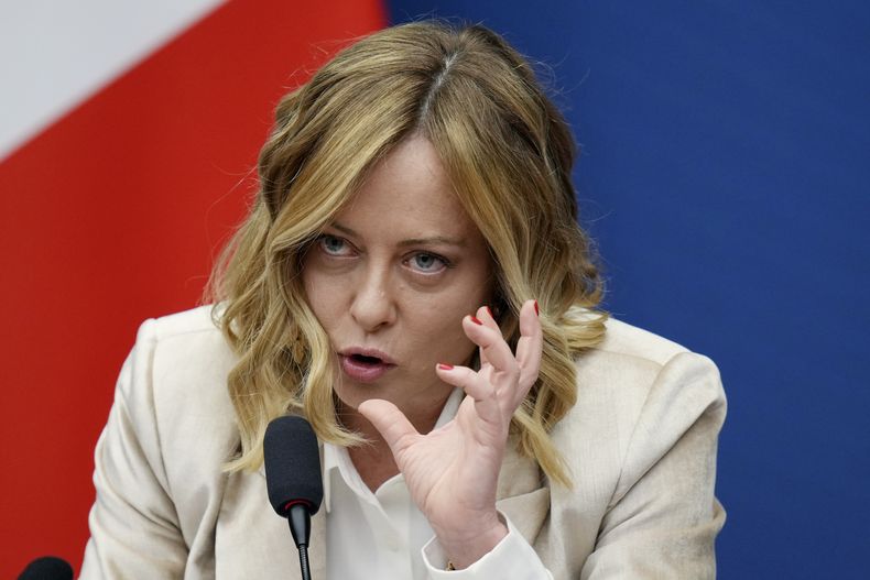 La primera ministra italiana, Giorgia Meloni, ofrece la rueda de prensa de fin de año de 2024, en Roma, el jueves 9 de enero de 2025. (AP Foto/Alessandra Tarantino)