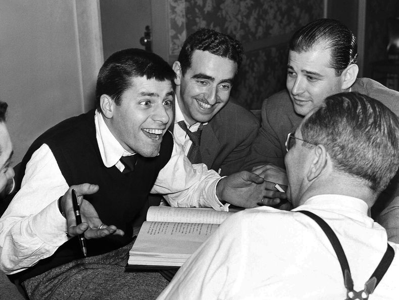 ARCHIVO- El comediante Jerry Lewis, izquierda, se reúne con Ed Simmons, centro, el guionista Norman Lear, fondo a la derecha, y el productor Ernie Glucksman para The Dean Martin and Jerry Lewis Show, en Nueva York el 15 de mayo de 1951. Lear, el guionista, director y productor que revolucionó la televisión en horario estelar con All in the Family, The Jeffersons y Maude, falleció el martes 5 de diciembre de 2023. Tenía 101 años. (Foto AP/Robert Kradin, archivo)