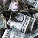 Un conjunto de billetes de un dólar en Nueva York el 3 de abril de 2019. (Foto AP/Mark Lennihan)