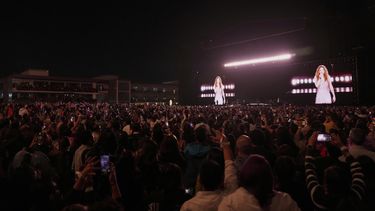 Fans de Shakira ovacionan durante el primer concierto de su gira mundial Las Mujeres Ya No Lloran en la Ciudad de México, el miércoles 19 de marzo de 2025. (Foto AP/Eduardo Verdugo)