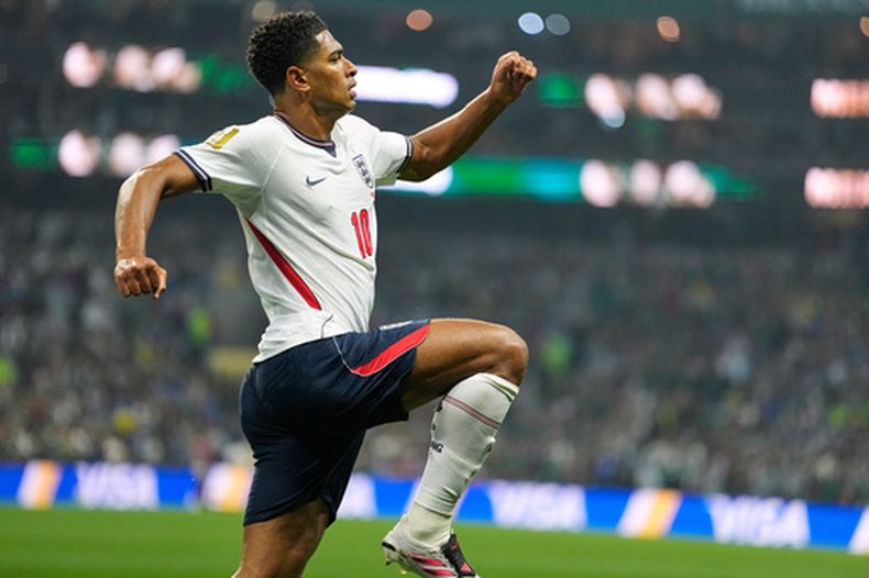 El inglés Jude Bellingham (10) celebra después de anotar el primer gol de su equipo en el partido de octavos de final del Mundial ante México, el domingo 5 de julio de 2026, en Ciudad de México. (AP Foto/Natacha Pisarenko)