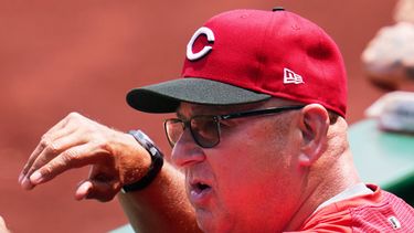 El mánager de los Rojos de Cincinnati, Terry Francona, permanece en el dugout durante la primera entrada de un partido de béisbol contra los Piratas de Pittsburgh, en Pittsburgh, el domingo 28 de junio de 2026. (Foto AP/Gene J. Puskar)