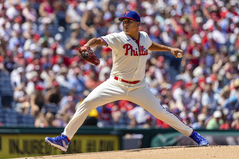 Ranger Suárez, abridor de los Filis de Filadelfia, lanza durante la primera entrada del juego de béisbol en contra de los Mellizos de Minnesota, el domingo 13 de agosto de 2023, en Filadelfia. (AP Foto/Laurence Kesterson)