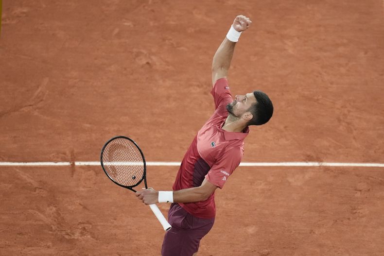 El serbio Novak Djokovic celebra tras ganar la primera ronda del Abierto de Francia ante el francés Frances Pierre-Hugues Herbert el martes 28 de mayo del 2024. (AP Foto/Christophe Ena)