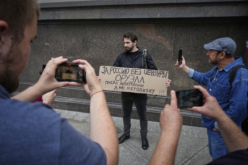 Un activista sostiene un cartel con la frase Por una Rusia sin censura. Orwell escribió una distopía, no un manual de instrucciones, en referencia al escritor George Orwell, durante una protesta frente a la Duma estatal, la cámara baja del parlamento ruso, en Moscú, Rusia, el 22 de julio de 2025, antes de que los legisladores aprobaran una medida que castiga las búsquedas en internet de información considerada extremista. (AP Foto)