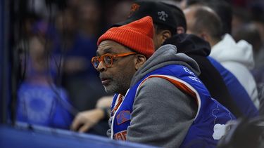 El cineasta Spike Lee observa el partido entre los 76ers de Filadelfia y los Knicks de Nueva York, el jueves 22 de febrero de 2024 (AP Foto/Matt Slocum)