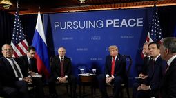 El presidente Donald Trump se reúne con su homólogo ruso Vladímir Putin el viernes 15 de agosto de 2025, en la Base Conjunta Elmendorf-Richardson, Alaska. A la izquierda se encuentra el ministro de Relaciones Exteriores de Rusia, Serguei Lavrov. El segundo de derecha a izquierda es el secretario de Estado estadounidense Marco Rubio. El letrero del fondo dice: En busca de la paz. (AP Foto/Julia Demaree Nikhinson)
