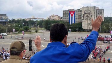 maduro se fue a cuba mientras caracas vive un dia de marchas gremiales y oficialistas