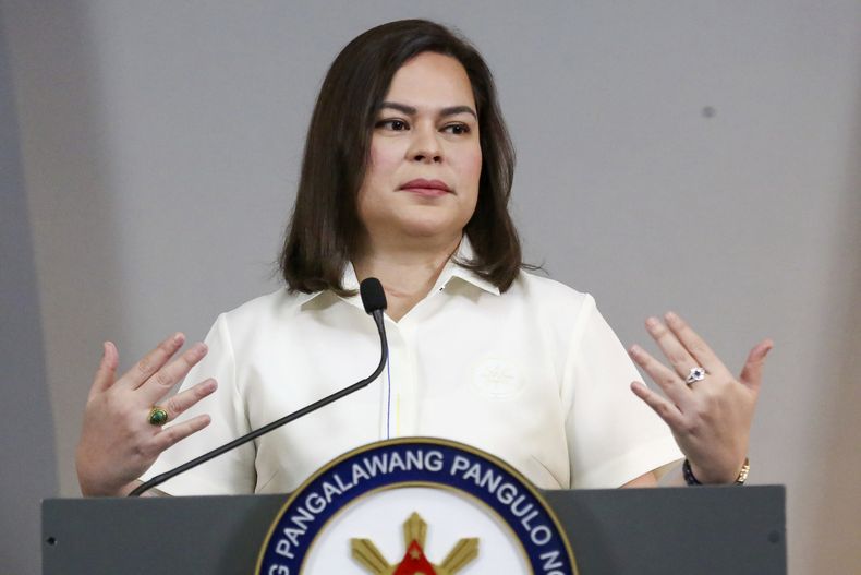 ARCHIVO - La vicepresidenta de Filipinas, Sara Duterte, gesticula durante una conferencia de prensa en Manila, Filipinas, el 7 de febrero de 2025. (AP Foto/Basilio Sepe, archivo)