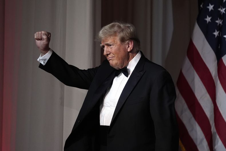 El presidente electo Donald Trump alza un puño tras hablar durante una gala del America First Policy Institute en su club Mar-a-Lago, el jueves 14 de noviembre de 2024, en Palm Beach, Florida. (AP Foto/Alex Brandon)