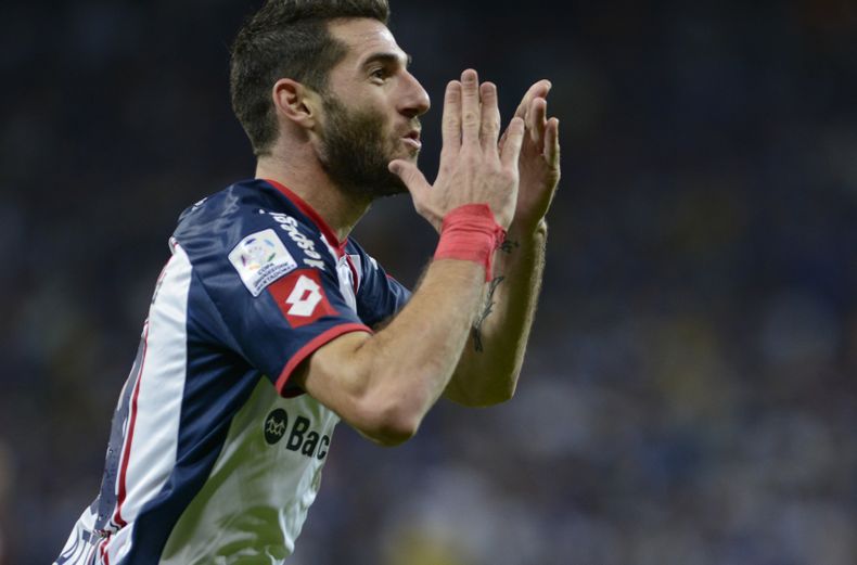 Ignacio Piatti de San Lorenzo de Argentina celebra tras marcar el gol de su equipo en el empate 1-1 con Cruzeiro de Brasil en los cuartos de final de la Copa Libertadores el mi&eacute;rcoles 14 de mayo de 2014. (AP Foto/Eugenio Savio)