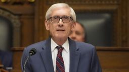 ARCHIVO – El gobernador de Wisconsin, Tony Evers, pronuncia el discurso anual del Estado del estado el miércoles 22 de enero de 2025 en el Capitolio estatal en Madison, Wisconsin. (AP Foto/Morry Gash, Archivo)