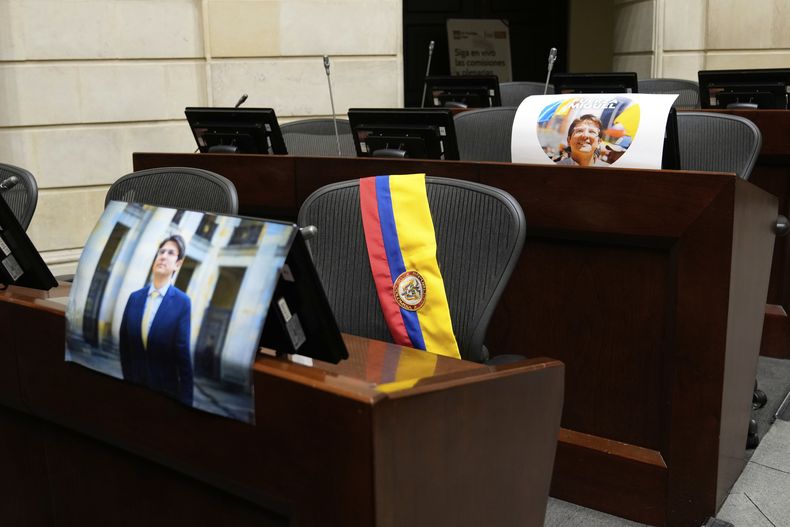 Una fotografía del senador opositor Miguel Uribe es colocada en su escaño en el Congreso en Bogotá, Colombia, el lunes 11 de agosto de 2025, después de su muerte más de dos meses después de recibir un disparo durante un mitin político. (AP Foto/Fernando Vergara)
