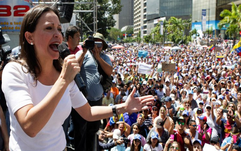 El presidente de la Asamblea Nacional venezolana, Diosdado Cabello, afirmó que la opositora  perdió investidura tras intervenir como "funcionaria alterna" del gobierno de Panamá en la OEA. La respuesta de Maria Corina al chavismo.