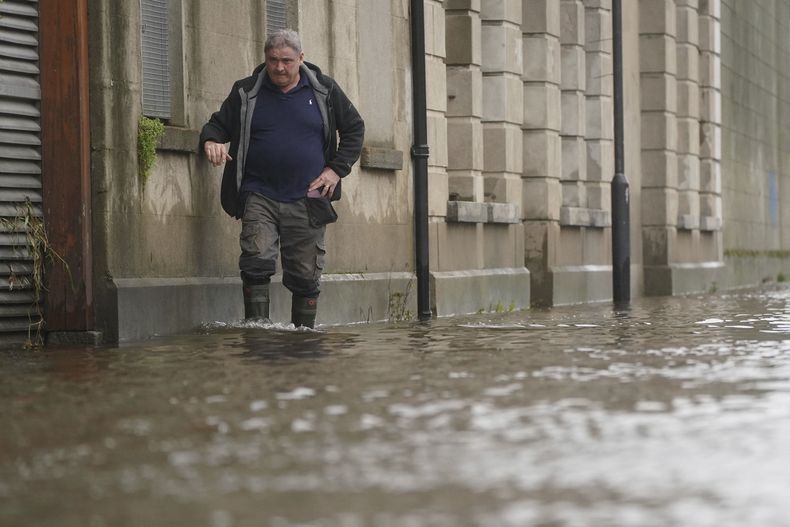 Los efectos de la tormenta en Canal Quay en Newry Town, Co Down, el 1 de noviembre de 2023. (Brian Lawless/PA via AP)