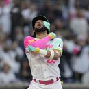 Fernando Tatis Jr., de los Padres de San Diego, celebra después de conectar un cuadrangular durante la tercera entrada del juego de béisbol en contra de los Dodgers de Los Ángeles, el viernes 5 de mayo de 2023, en San Diego. (AP Foto/Gregory Bull)