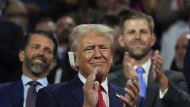 ARCHIVO - El candidato presidential Donald Trump aplaude durante la Convención Nacional Republicana en Milwaukee, el lunes 15 de julio de 2024. (AP Foto/Paul Sancya, archivo)