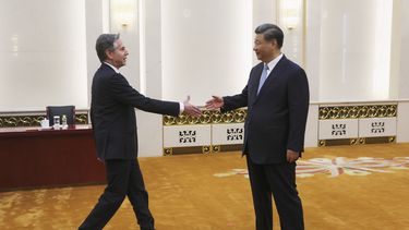 En esta imagen de archivo, el secretario de Estado estadounidense, Antony Blinken, saluda al presidente de China, Xi Jinping, antes de conversaciones en el Gran Salón del Pueblo, el 19 de junio de 2023, en Beijing, China. (Leah Millis/Foto compartida vía AP, archivo)
