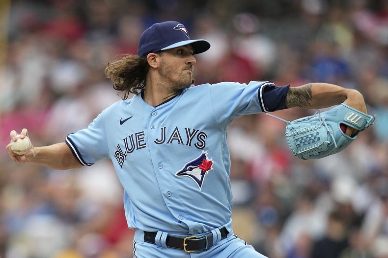 Kevin Gausman, de los Azulejos de Toronto, hace un lanzamiento en el juego del miércoles 9 de agosto de 2023, ante los Guardianes de Cleveland (AP Foto/Sue Ogrocki)