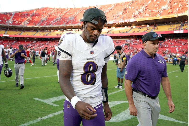 Lamar Jackson, quarterback de los Ravens de Baltimore, se enfila fuera del campo después del partido de la NFL en contra de los Chiefs de Kansas City, el domingo 28 de septiembre de 2025, en Kansas City, Missouri. (AP Foto/Ed Zurga)