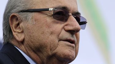 americateve | El presidente de la FIFA Joseph S. Blatter habla durante la ceremonia de iinauguraci&oacute;n de una instalaci&oacute;n de entrenamientos de f&uacute;tbol en el pueblo de Carmona, al sur de Manila, Filipinas, el  domingo, 30 de noviembre del 2014. (Foto A