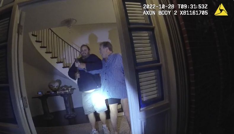 ARCHIVO - En esta imagen, tomada de una cámara corporal del Departamento de Policía de San Francisco, Paul Pelosi, derecha, esposo de la expresidenta de la Cámara de Representantes Nancy Pelosi, lucha por controlar un martillo con su atacante, David DePape durante el brutal ataque en la casa de la pareja en San Francisco, el 28 de octubre de 2022. (Departamento de Policía de San Francisco vía AP, Archivo)