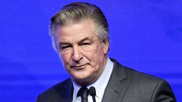 ARCHIVO- Alec Baldwin es el maestro de ceremonias de la Gala del Premio Robert F. Kennedy Human Rights Ripple of Hope en el hotel New York Hilton Midtown el 9 de diciembre de 2021, en Nueva York. Una jueza negó desestimar el juicio por homicidio involuntario contra el actor y productor por el tiroteo fatal de una directora de fotografía durante un ensayo de la película del oeste Rust. (Foto Evan Agostini/Invision/AP, archivo)