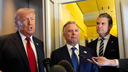 El presidente Donald Trump habla con reporteros acompañado del enviado especial de la Casa Blanca para Oriente Medio Steve Witkoff, al centro, y el secretario de Defensa Pete Hegseth, el sábado 7 de marzo de 2026, a bordo del avión presidencial. (AP Foto/Mark Schiefelbein)