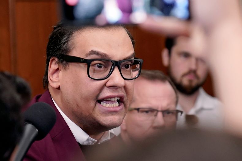 El representante republicano George Santos en el Capitolio en Washington el 13 de octubre del 2023. (AP foto/Mariam Zuhaib)