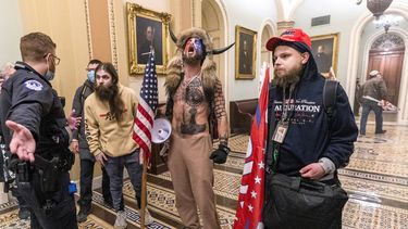 Videos del asalto al Capitolio son clave en juicio a Trump